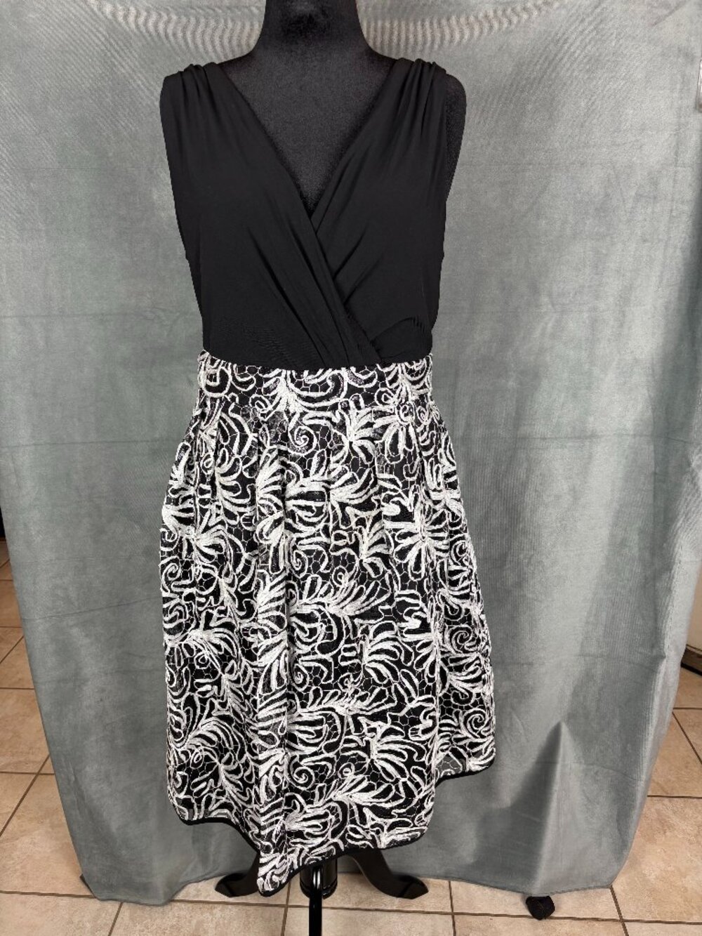 Roz & Ali Cocktail Dress Size 14 Black White Sleeveless Textured Ribbon Sequin